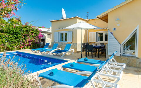 Lilly: Propiedad, Casa, Edificio, Piscina, Bienes Raíces, Casa, Villa, Vacaciones, Recurso, Inmuebles