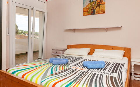 Higea: Habitación, Cama, Mueble, Habitación, Sábana, Propiedad, Marco De La Cama, Lecho, Diseño De Interiores, Colchón