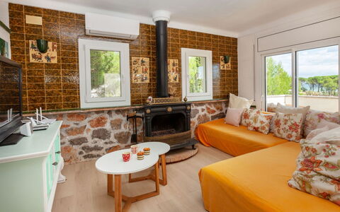 Higea: Habitación, Mueble, Sala, Propiedad, Diseño De Interiores, Edificio, Mesa De Café, Bienes Raíces, Pared, Mesa