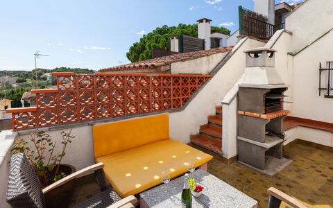 Higea: Cielo, Nube, Mesa, Propiedad, Edificio, Planta, Mueble Para Exteriores, Madera, Ventana, Diseño Urbano