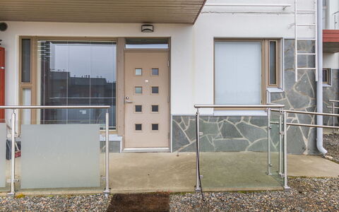 Hiihtäjäntie 1 As 3: Mueble, Silla, Mueble Para Exteriores, Mesa, Madera, Mesa Al Aire Libre, Cocina Y Comedor Mesa, Sombra, Jardín, Paraguas