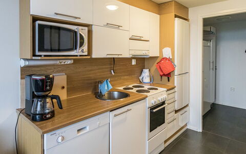 Hiihtäjäntie 1 As 3: Mueble, Silla, Mueble Para Exteriores, Mesa, Madera, Mesa Al Aire Libre, Cocina Y Comedor Mesa, Sombra, Jardín, Paraguas