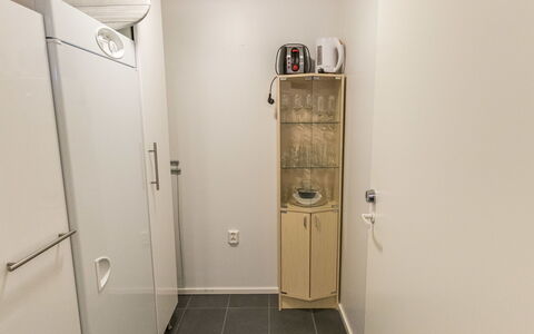 Hiihtäjäntie 1 As 3: Mueble, Silla, Mueble Para Exteriores, Mesa, Madera, Mesa Al Aire Libre, Cocina Y Comedor Mesa, Sombra, Jardín, Paraguas