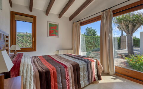 Villa Finca Labranza: Planta, Mueble, Ventana, Comodidad, Madera, Textil, Diseño De Interiores, Sombra, Cama, Cielo