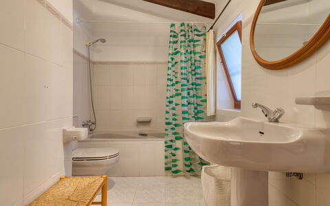 Villa Finca Labranza: Espejo, Grifo, Lavabo, Propiedad, Lavabo Del Baño, Arreglo De Tubería, Baño, Púrpura, Diseño De Interiores