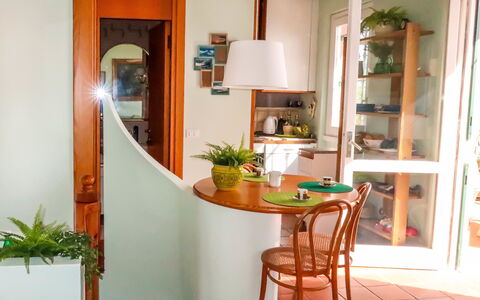 Paradise View: Habitación, Mueble, Propiedad, Edificio, Diseño De Interiores, Puerta, Casa, Cocina, Mesa, Comedor