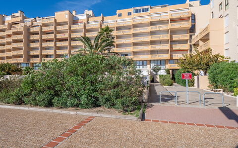 Le Barcarès 230: Planta, Edificio, Cielo, Tiempo De Día, Propiedad, Nube, Diseño Urbano, Bloque De Pisos, Barrio, Árbol