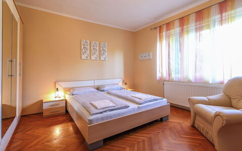 Beata: Habitación, Mueble, Cama, Habitación, Propiedad, Colchón, Sábana, Diseño De Interiores, Suelo, Marco De La Cama
