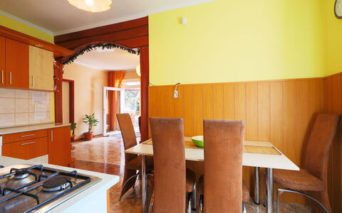 Beata: Habitación, Propiedad, Mueble, Edificio, Diseño De Interiores, Bienes Raíces, Techo, Amarillo, Casa, Comedor