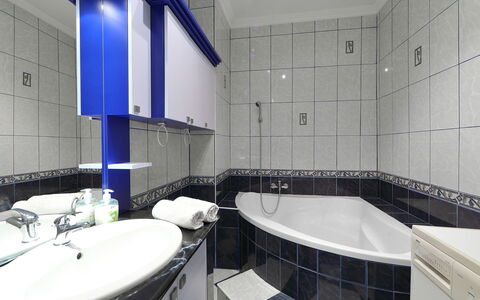 Beata: Baño, Propiedad, Habitación, Loseta, Diseño De Interiores, Arquitectura, Edificio, Suelo, Pared, Bienes Raíces