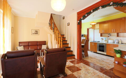 Beata: Propiedad, Habitación, Edificio, Diseño De Interiores, Mueble, Bienes Raíces, Suelo, Casa, Sala, Casa