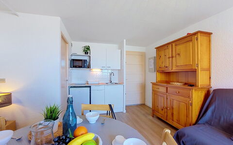 Le Barcarès 400: Mueble, Diseño De Interiores, Techo, Departamento, Silla, Cocina Y Comedor Mesa, Madera Dura, Manchas De Madera, Suelos De Madera, Sala