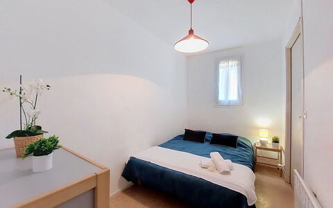 Le Barcarès 430: Habitación, Diseño De Interiores, Cama, Suelo, Piso, Madera, Sábana, Mueble, Techo, Lecho