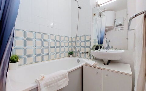 Le Barcarès 430: Baño, Arreglo De Tubería, Diseño De Interiores, Piso, Suelo, Bañera, Plomería, Habitación, Grifo, Techo