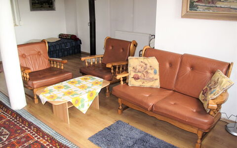 Neznašov: Mueble, Sala, Habitación, Sofá, Suelo, Propiedad, Madera Dura, Diseño De Interiores, Mesa, Suelos De Madera