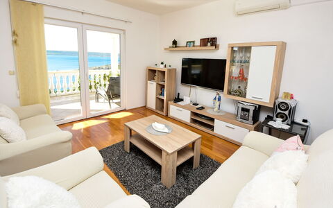 Ana: Habitación, Diseño De Interiores, Madera, Sala, Casa, Suelo, Mueble, Mesa, Pared, Sofá