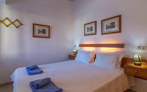 Villa Genoveva: Habitación, Cama, Habitación, Mueble, Sábana, Propiedad, Colchón, Marco De La Cama, Lecho, Diseño De Interiores