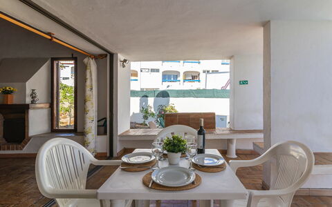 Villa Genoveva: Habitación, Propiedad, Diseño De Interiores, Mueble, Edificio, Comedor, Casa, Mesa, Techo, Bienes Raíces