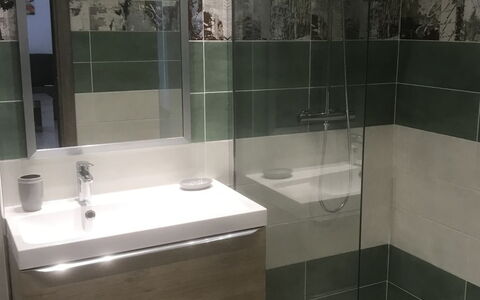 Ghisonaccia 646: Baño, Propiedad, Habitación, Loseta, Bañera, Vaso, Arquitectura, Arreglo De Tubería, Diseño De Interiores, Suelo