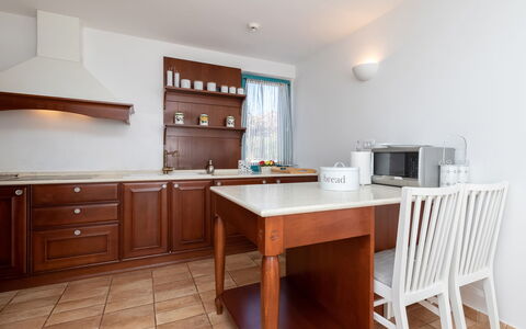 Villa Bugenvila: Mueble, Habitación, Propiedad, Gabinetes, Cocina, Edificio, Mesa, Suelo, Diseño De Interiores, Mostrador