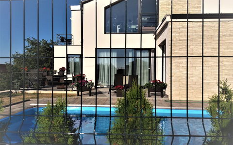 Lány: Reflexión, Arquitectura, Propiedad, Edificio, Casa, Agua, Bienes Raíces, Fachada, Piscina, Vaso