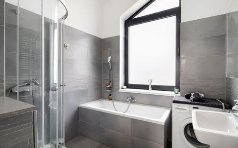 Lány: Grifo, Arreglo De Tubería, Bañera, Lavabo, Espejo, Edificio, Baño, Diseño De Interiores, Arquitectura, Encendiendo