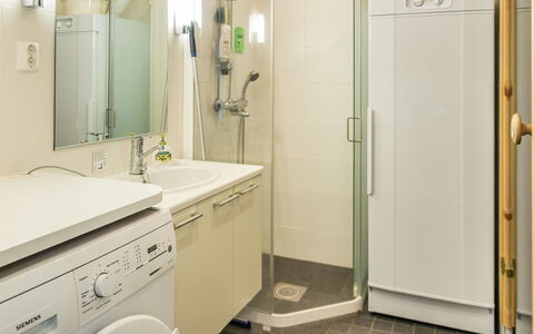 Nordic Chalet 9201: Piso, Diseño De Interiores, Arreglo De Tubería, Suelo, Lavadora, Mueble De Baño, Lavabo, Lavabo Del Baño, Baño, Grifo