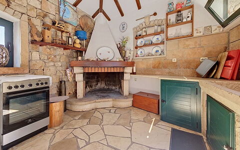 Brač Supetar 620: Piso, Loseta, Losa, Pared De Piedra, Silla, Manchas De Madera, Cocina, Planta De Casa, Gabinetes