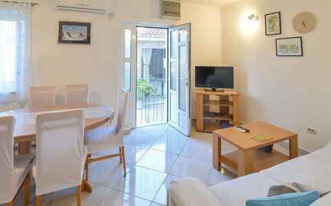 Brač Supetar 620: Mesa, Mueble, Propiedad, Ventana, Silla, Gabinetes, Azur, Marco, Madera, Cajón