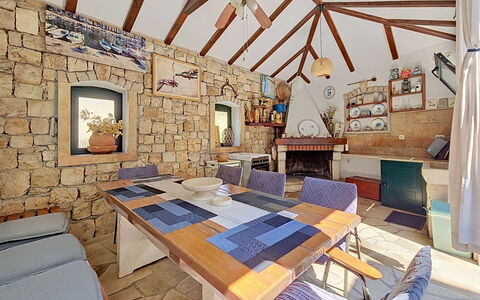 Brač Supetar 620: Mueble, Techo, Silla, Ladrillo, Cocina Y Comedor Mesa, Manchas De Madera, Lámpara, Pared De Piedra, Haz, Sala