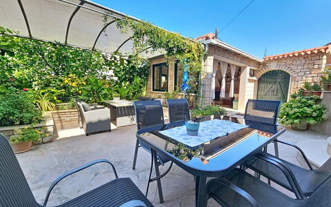 Brač Supetar 620: Mueble, Mueble Para Exteriores, Mesa Al Aire Libre, Recurso, Sombra, Silla, Eco Hotel, Patio, Balcón, Jardín