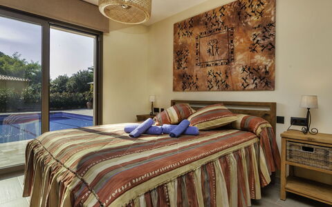 Emporion: Habitación, Cama, Habitación, Mueble, Propiedad, Sábana, Lecho, Diseño De Interiores, Marco De La Cama, Bienes Raíces