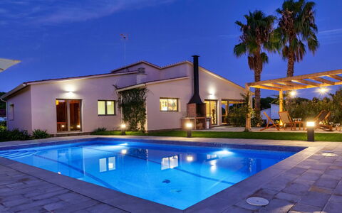 Emporion: Agua, Planta, Cielo, Propiedad, Piscina, Edificio, Ligero, Azul, Azur, Ventana