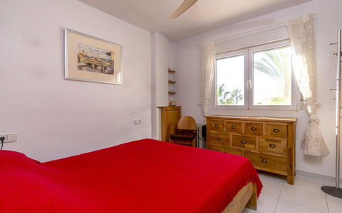 Aquamarina: Habitación, Mueble, Habitación, Cama, Propiedad, Sábana, Techo, Diseño De Interiores, Marco De La Cama, Rojo