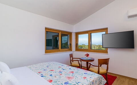 Brijunis Blick: Habitación, Habitación, Cama, Mueble, Propiedad, Sábana, Techo, Marco De La Cama, Lecho, Diseño De Interiores