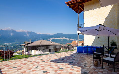 Amelia: Cielo, Montaña, Azur, Planta, Edificio, Sombra, Madera, Maceta, Mueble Para Exteriores, Silla