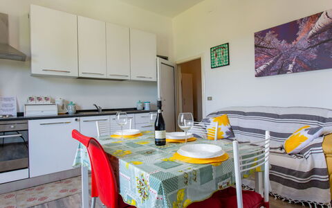 Elena: Mueble, Diseño De Interiores, Departamento, Piso, Suelo, Casa, Habitación, Silla, Cama, Habitación