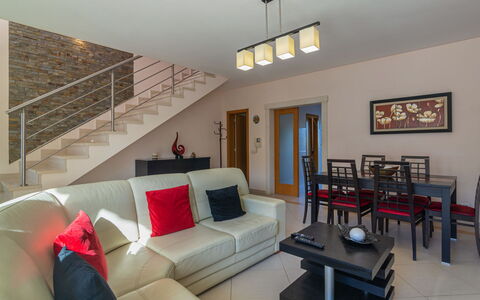 Bela Vitta: Sala, Habitación, Propiedad, Mueble, Diseño De Interiores, Edificio, Casa, Bienes Raíces, Desván, Suelo