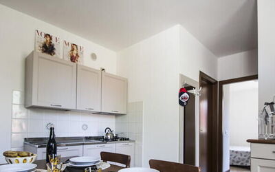 Trilocale Oleandro 1: Gabinetes, Mostrador, Madera, Marco, Aparato De Cocina, Cocina, Electrodoméstico, Suelo, Piso, Manchas De Madera