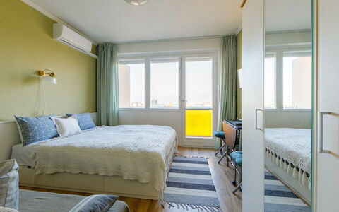 Golden Gate: Habitación, Mueble, Habitación, Cama, Propiedad, Marco De La Cama, Amarillo, Azul, Diseño De Interiores, Suelo