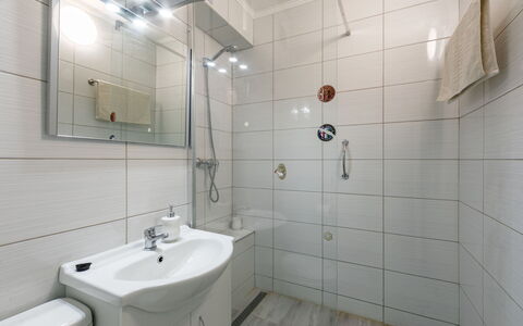 Golden Gate: Baño, Propiedad, Habitación, Loseta, Grifo, Arreglo De Tubería, Pared, Arquitectura, Diseño De Interiores, Bienes Raíces