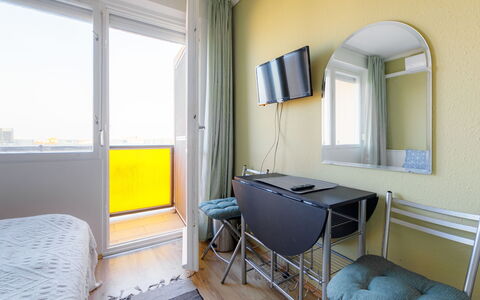 Golden Gate: Habitación, Mueble, Propiedad, Amarillo, Diseño De Interiores, Verde, Edificio, Suelo, Casa, Cama
