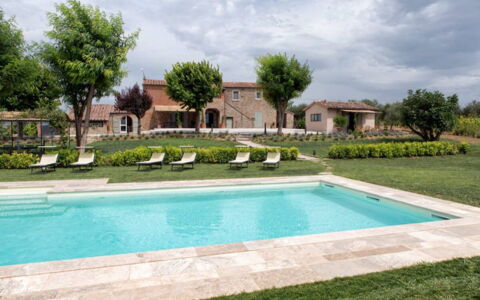 Villa Milluzzi: Agua, Cielo, Nube, Planta, Propiedad, Piscina, Edificio, Árbol, Hierba, Arquitectura