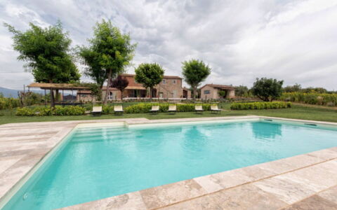 Villa Milluzzi: Agua, Nube, Cielo, Planta, Propiedad, Piscina, Árbol, Edificio, Ocio, Sombra
