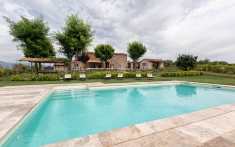 Villa Milluzzi: Agua, Nube, Cielo, Planta, Propiedad, Piscina, Naturaleza, Azur, Árbol, Edificio