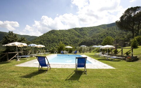 Villa Il Biancospino: Nube, Cielo, Planta, Agua, Montaña, Piscina, Sunlounger, Mueble Para Exteriores, Árbol, Sombra