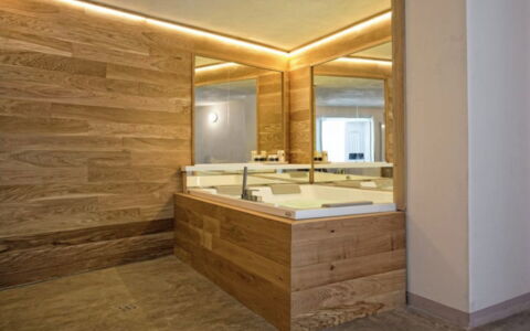 Villa Sole: Espejo, Propiedad, Grifo, Mueble, Arreglo De Tubería, Lavabo, Bañera, Mueble De Baño, Baño, Madera