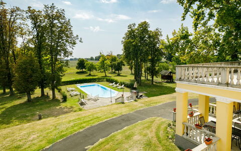 Zichy: Cielo, Nube, Planta, Edificio, Árbol, Agua, El Terreno Del Lote, Casa, Piscina, Diseño Urbano