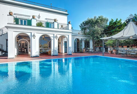 Palazzo Villa Dei Nobili: Agua, Cielo, Planta, Propiedad, Azur, Piscina, Cuerpo De Agua, Puerta, Edificio, Árbol