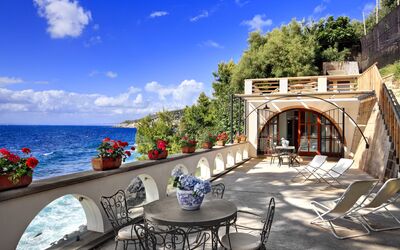 Appartamento Lobra: Cielo, Nube, Agua, Propiedad, Mueble, Planta, Azul, Flor, Silla, Azur